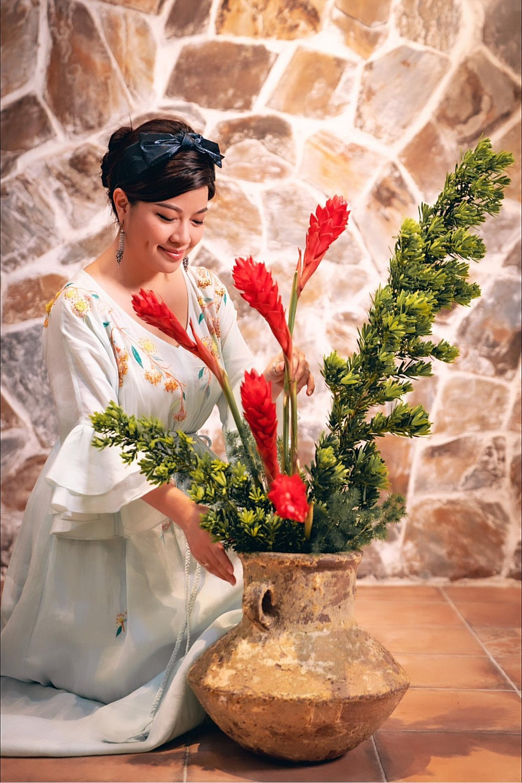 Nữ diễn viên cho biết, cô cảm thấy may mắn khi được bên cạnh đồng hành và hỗ trợ ông xã trong công việc. Ở công ty, cô là nhân viên của chồng, còn ở nhà cô là người vợ chu toàn của gia đình. Vợ chồng cô thỏa thuận không để công việc xen vào cuộc sống (Ảnh: Facebook nhân vật). 