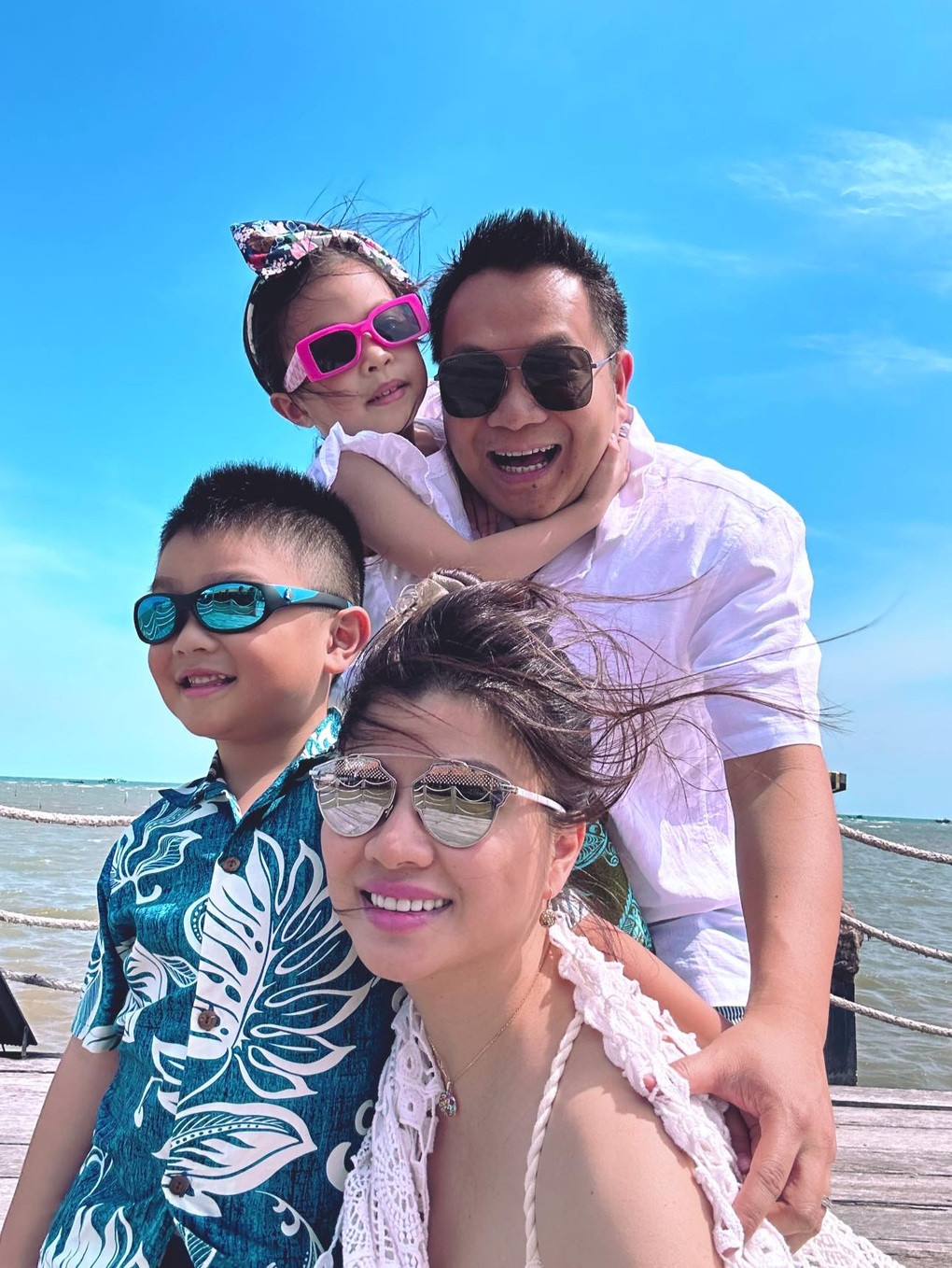 Sau 10 năm kết hôn, vợ chồng Tăng Bảo Quyên có hai con, "đủ nếp đủ tẻ". Các bé sở hữu nhiều đường nét giống bố mẹ. Vợ chồng diễn viên 8X dành nhiều thời gian chăm sóc con cái, từ việc học đến sinh hoạt hằng ngày (Ảnh: Facebook nhân vật). 