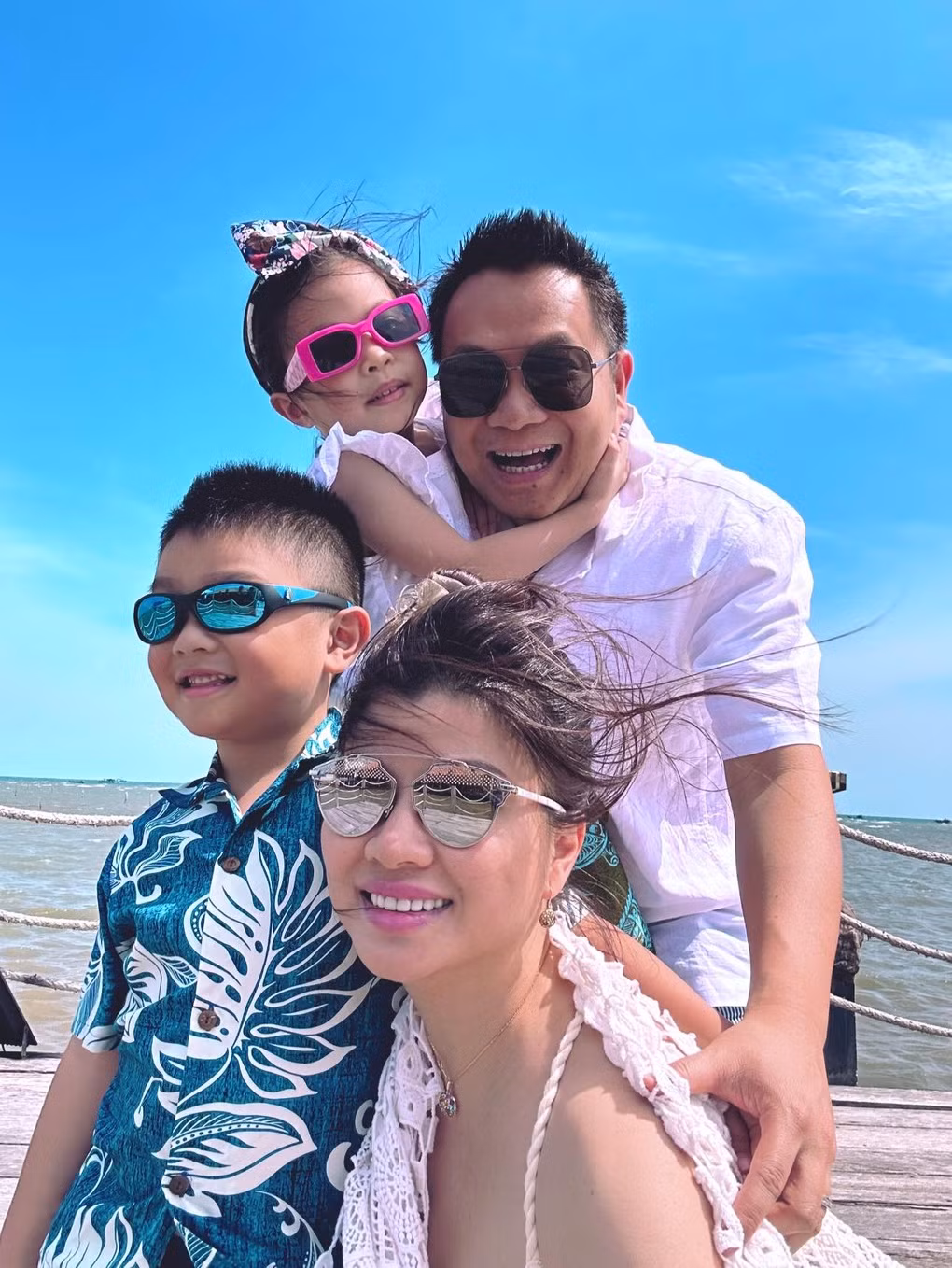 Sau 10 năm kết hôn, vợ chồng Tăng Bảo Quyên có hai con, "đủ nếp đủ tẻ". Các bé sở hữu nhiều đường nét giống bố mẹ. Vợ chồng diễn viên 8X dành nhiều thời gian chăm sóc con cái, từ việc học đến sinh hoạt hằng ngày (Ảnh: Facebook nhân vật). 