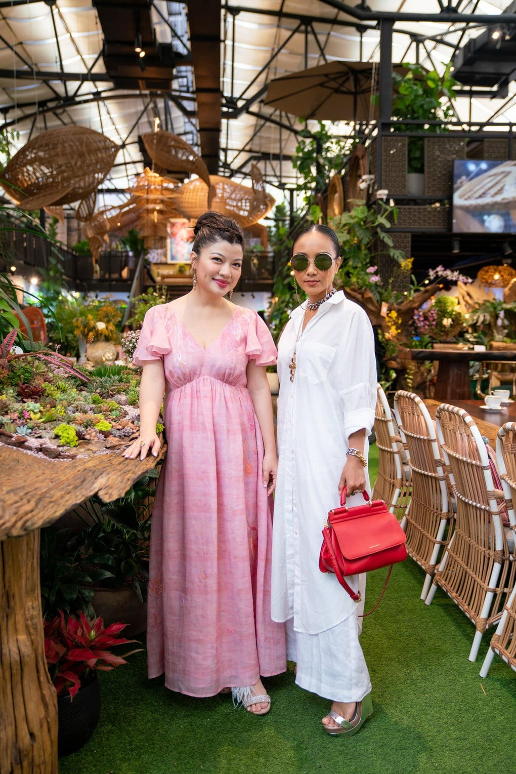 Dù đã giải nghệ khá lâu nhưng diễn viên "Mùi ngò gai" vẫn giữ mối quan hệ tốt với nhiều nghệ sĩ trong giới. Cô thường góp mặt ở các sự kiện giải trí với vai trò đối tác hoặc nhà tài trợ (Ảnh: Facebook nhân vật). 