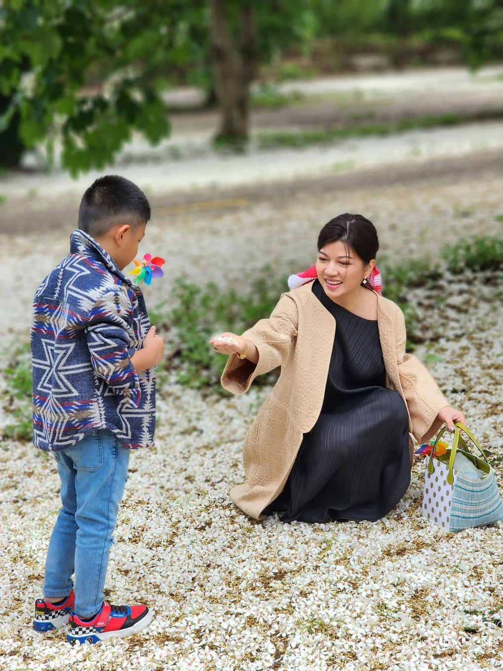 Sau 10 năm rút lui khỏi làng giải trí, cuộc sống của Tăng Bảo Quyên có nhiều thay đổi tích cực. Nữ diễn viên nói cô hài lòng với cuộc sống hiện tại và luôn cảm thấy viên mãn khi có người chồng tâm lý và 2 con ngoan ngoãn (Ảnh: Facebook nhân vật).