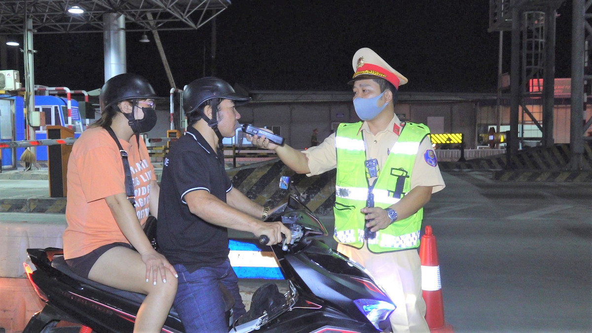 De nghi can nhac quy dinh “cam tuyet doi nguoi dieu khien phuong tien co nong do con“