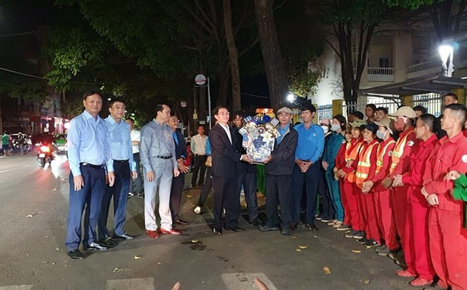 Dak Lak: Tang qua cho cong nhan ve sinh moi truong dem Giao thua