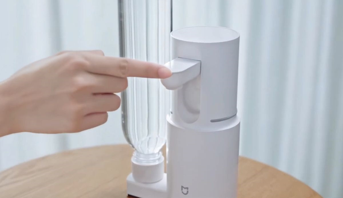 Thiết bị này có một đầu vào nước kéo ra bên hông giúp cải thiện sự cân bằng trọng lượng, ngăn ngừa đổ khi gắn chai. Thiết bị hỗ trợ nhiều kích cỡ nước đóng chai và đi kèm với bộ chuyển đổi chai và ống nước 0,5 mét, tương thích với hầu hết các chai từ 330ml đến 596ml.