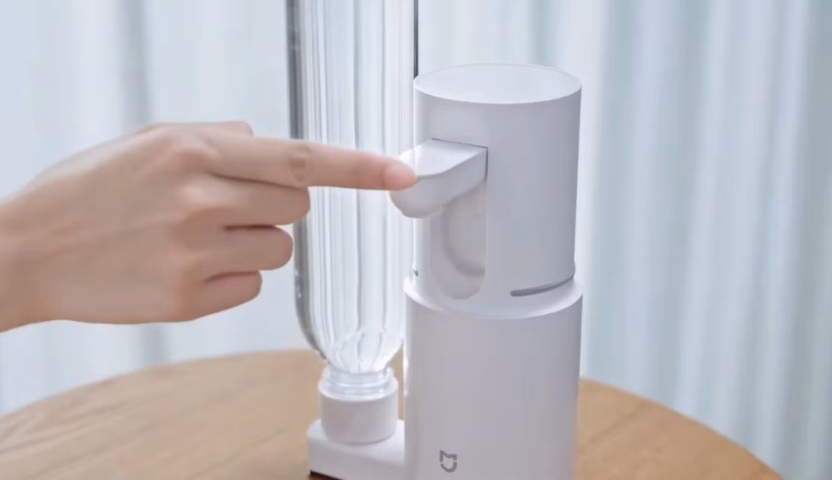 Thiết bị này có một đầu vào nước kéo ra bên hông giúp cải thiện sự cân bằng trọng lượng, ngăn ngừa đổ khi gắn chai. Thiết bị hỗ trợ nhiều kích cỡ nước đóng chai và đi kèm với bộ chuyển đổi chai và ống nước 0,5 mét, tương thích với hầu hết các chai từ 330ml đến 596ml.