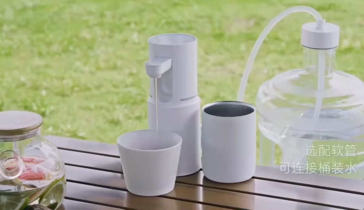 Để thuận tiện hơn, sản phẩm bao gồm một cốc thép không gỉ 350ml tích hợp có thể dùng làm bình đựng nước uống và nắp chống bụi khi không sử dụng. Cốc này có lớp cách nhiệt hai lớp, giữ nước ấm và an toàn khi cầm.