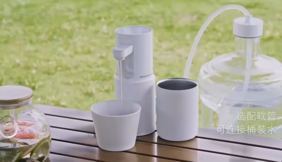 Để thuận tiện hơn, sản phẩm bao gồm một cốc thép không gỉ 350ml tích hợp có thể dùng làm bình đựng nước uống và nắp chống bụi khi không sử dụng. Cốc này có lớp cách nhiệt hai lớp, giữ nước ấm và an toàn khi cầm.