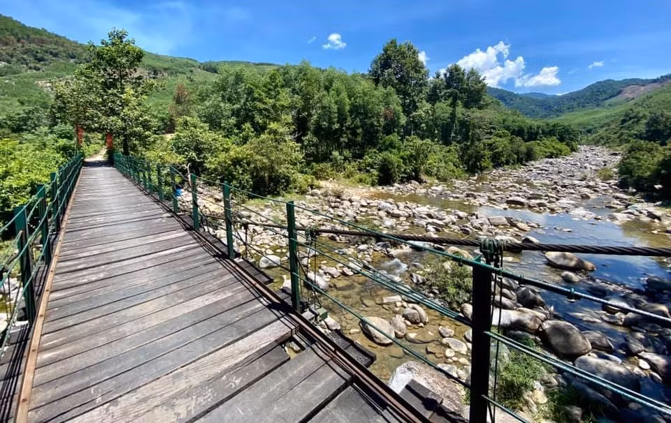 Tra Bong: Goi thau cau qua suoi Tra Boi 1 so hieu 2 noi dung