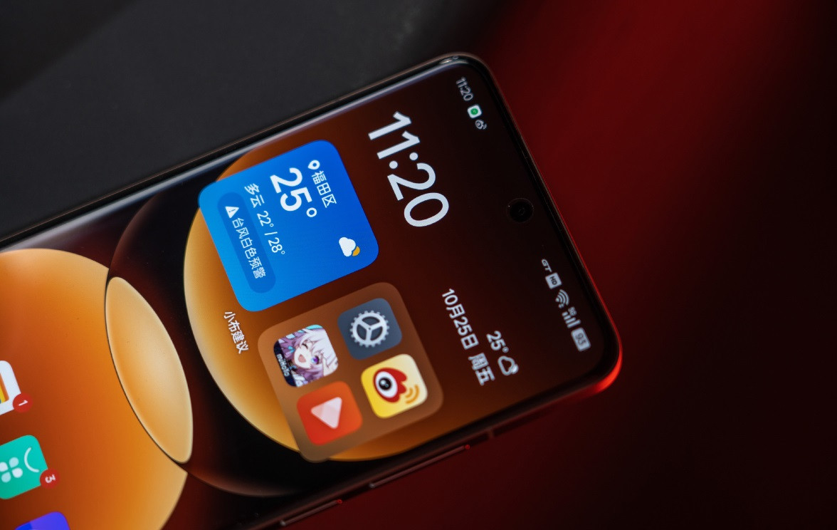 GT7 Pro có ba tùy chọn màu sắc: Cam "Sao Hỏa" (Mars Orange), Xám (Galaxy Grey) và trắng (White). Giá bán khởi điểm của máy tại Trung Quốc là 3.599 tệ, tương đương khoảng 12,8 triệu đồng cho phiên bản 12GB/256GB. Đây là mức giá rẻ nhất mà người dùng có thể bỏ ra để sở hữu một chiếc smartphone trang bị chip Snapdragon 8 Elite.