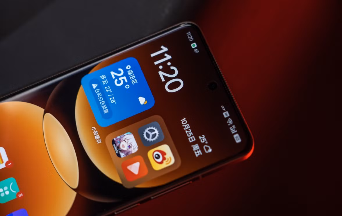 GT7 Pro có ba tùy chọn màu sắc: Cam "Sao Hỏa" (Mars Orange), Xám (Galaxy Grey) và trắng (White). Giá bán khởi điểm của máy tại Trung Quốc là 3.599 tệ, tương đương khoảng 12,8 triệu đồng cho phiên bản 12GB/256GB. Đây là mức giá rẻ nhất mà người dùng có thể bỏ ra để sở hữu một chiếc smartphone trang bị chip Snapdragon 8 Elite.