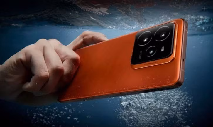 Đúng như tên gọi "thám hiểm" chiếc smartphone này có thể xem là một mẫu điện thoại nồi đồng cối đá. Người dùng có thể lặn đến độ sâu 2m trong thời gian tối đa 30 phút để quay, chụp thỏa thích.