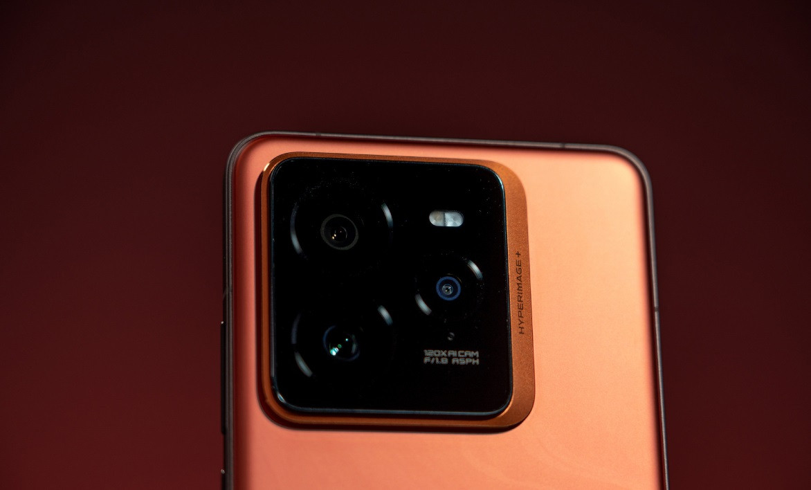 Mặt lưng của máy nổi bật với cụm 3 camera: camera chính 50MP, camera tele 3X 50MP và camera góc siêu rộng 8MP với góc nhìn 112 độ.