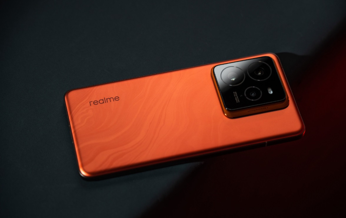 Máy được trang bị chip Snapdragon 8 Elite đầu bảng mạnh mẽ, đi kèm giao diện Realme UI 6.0 dựa trên Android 15 với nhiều tính năng AI hỗ trợ chụp ảnh, chỉnh sửa ảnh và chơi game. Viên pin của máy có dung lượng lớn 6.500 mAh, hỗ trợ sạc nhanh SuperVOOC 120W.