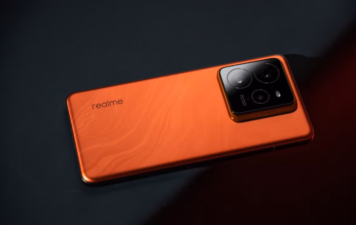 Máy được trang bị chip Snapdragon 8 Elite đầu bảng mạnh mẽ, đi kèm giao diện Realme UI 6.0 dựa trên Android 15 với nhiều tính năng AI hỗ trợ chụp ảnh, chỉnh sửa ảnh và chơi game. Viên pin của máy có dung lượng lớn 6.500 mAh, hỗ trợ sạc nhanh SuperVOOC 120W.