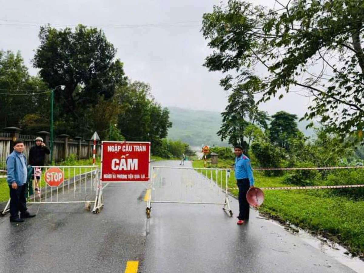 Sạt lở ngập lụt, chia cắt nhiều tuyến đường miền núi Quảng Ngãi Sat lo ngap lut, chia cat nhieu tuyen duong mien nui Quang Ngai