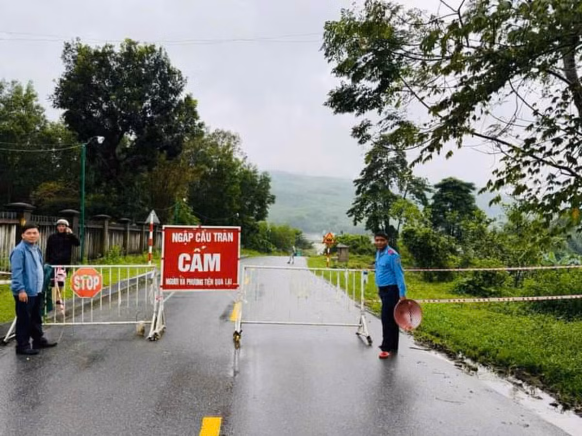 Sat lo ngap lut, chia cat nhieu tuyen duong mien nui Quang Ngai