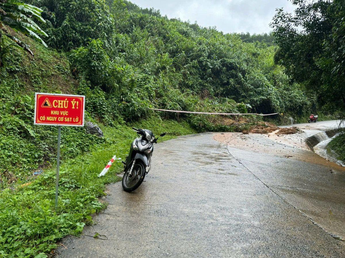 Sạt lở ngập lụt, chia cắt nhiều tuyến đường miền núi Quảng Ngãi - Hình 2 Sat lo ngap lut, chia cat nhieu tuyen duong mien nui Quang Ngai-Hinh-2