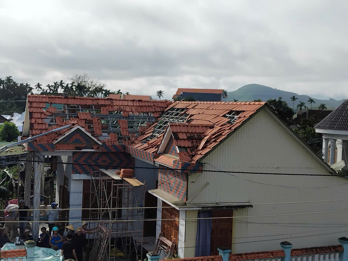 View - Lốc xoáy khiến hàng chục nhà dân ở Hà Tĩnh bị tốc mái | Báo Tri thức và Cuộc sống - TIN TỨC PHỔ BIẾN KIẾN THỨC 24H
