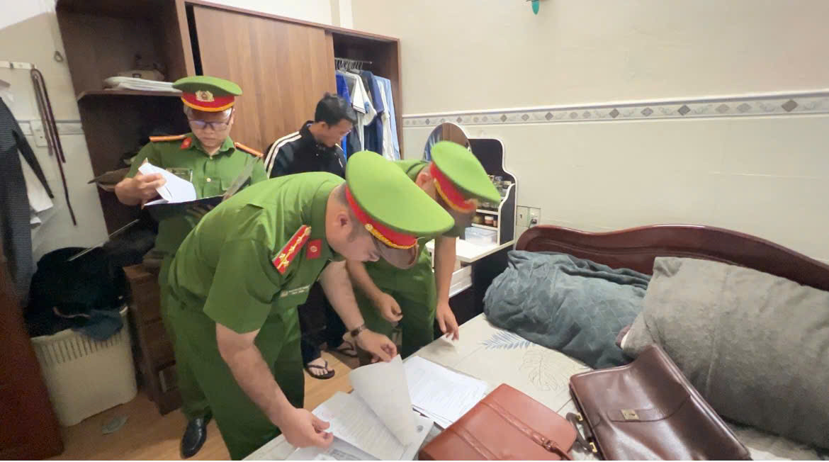 Quảng Ngãi: Bắt Phó Giám đốc ngân hàng VIB cùng vợ vì lừa đảo - Hình 2 Quang Ngai: Bat Pho Giam doc ngan hang VIB cung vo vi lua dao-Hinh-2