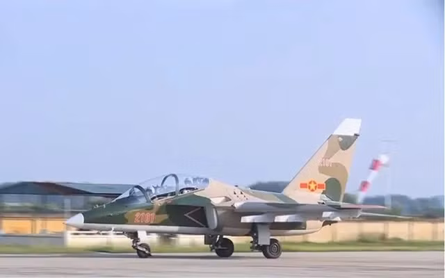 Cuong kich huan luyen Yak-130 roi tai Binh Dinh