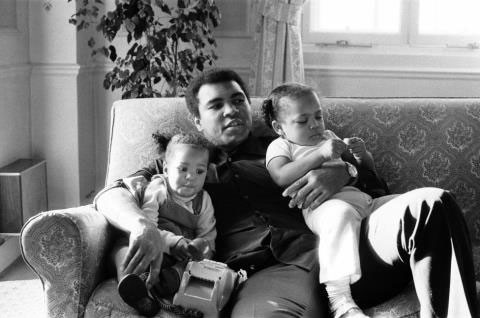 Muhammad Ali ngồi bên hai con gái Laila (trái) và Hana tại một khách sạn ở London vào tháng 12/1978.