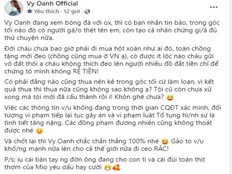 Vy Oanh phủ nhận lời tố thiếu nợ. Cô bức xúc chia sẻ: “Vy Oanh đang xem bóng đá với ông xã, thì có bạn nhắn tin báo, trong góc tối nào đó có người gào thét tên em, còn tạo cả nhân chứng giả đủ thứ chuyện nữa. Đời cháu chưa bao giờ phải đi mua hột xoàn như ai đó, toàn chồng tặng mới đeo (chồng cũng mua ở Việt Nam ạ), có được ít lộc nào cháu gửi vô đất thôi ạ cháu không thích đeo lên người nhiều đồ đắt tiền chỉ để chứng tỏ mình không rẻ tiền". Ảnh chụp màn hình