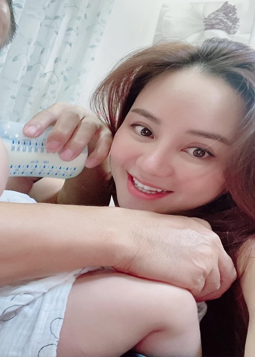 Vy Oanh còn khoe ảnh tươi tắn bên chồng con sau khi bị tố thiếu nợ. Ảnh: Fanpage Vy Oanh