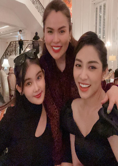 Phương Lê đang giúp đỡ Thu Thảo về công việc sau khi nàng hậu ly hôn. Ảnh: FB Phương Lê