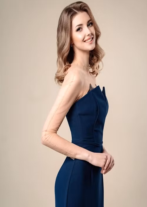 Missosology dự đoán Maryia Perviy của Belarus sẽ lọt top 4. Người đẹp năm nay 24 tuổi, là sinh viên kinh tế - luật. Cô từng lọt 15 Hoa hậu Quốc tế 2019. Missosology đánh giá Maryia để lại nhiều ấn tượng nhờ phong thái sang trọng và nắm bắt tốt tiêu chí của cuộc thi Hoa hậu Trái đất. Ảnh: Missosology