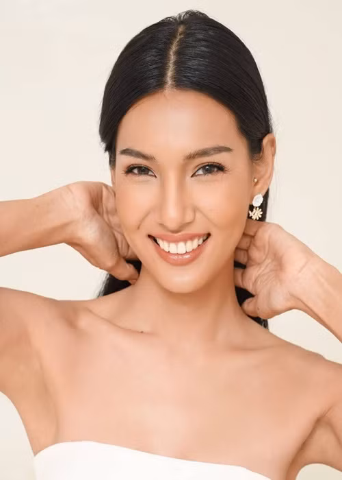 Theo Missosology, đại diện Thái Lan Baitong Jareerat Petsom nhiều khả năng giành được vương miện. Cô gái này 28 tuổi, tốt nghiệp ngành kiến trúc và ủng hộ lối sống xanh. Baitong sở hữu gương mặt xinh đẹp, vóc dáng gợi cảm. Cô từng lọt top 10 Hoa hậu Hoàn vũ Thái Lan 2017 và top 20 Hoa hậu Hoàn vũ Thái Lan 2020. Ảnh: Missosology