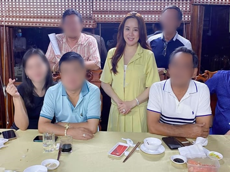 Vy Oanh chia sẻ: “Xong chương trình thiện nguyện các anh chị ghé thăm dự án công trình của gia đình em. Vui thật vui, toàn doanh nhân lao động chân chính và các anh chị mình quý mến thôi, đẹp tấm lòng là sẽ có tất cả từ niềm vui, tinh thần, sức khỏe. Anh chị em ta cứ thế cống hiến cho người cho đời thôi. Ở đây không có dịch, lênh đênh trên con tàu nhà em hít thở tí khí trời. Đi về các anh chị cứ khen vợ chồng em suốt làm em muốn bay luôn”. Ảnh: FB Vy Oanh