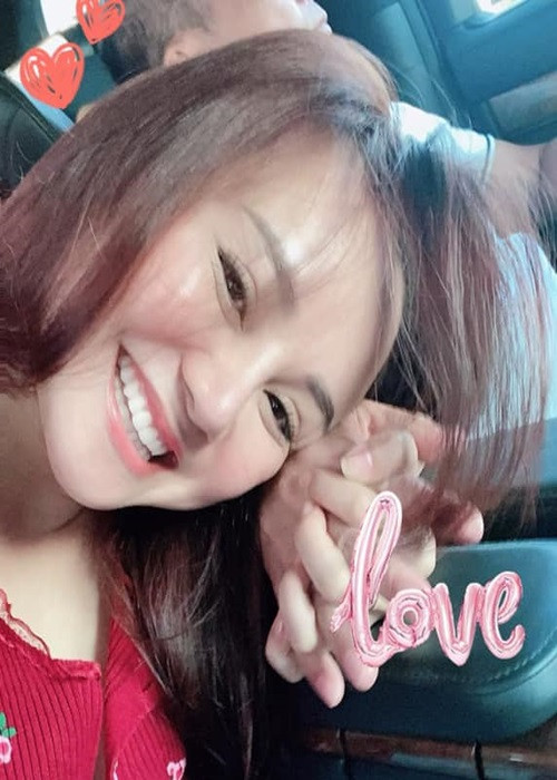 Nữ ca sĩ còn đăng tải hình ảnh nắm tay chồng.