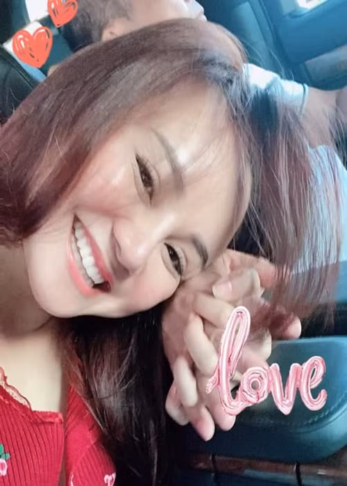 Nữ ca sĩ còn đăng tải hình ảnh nắm tay chồng.