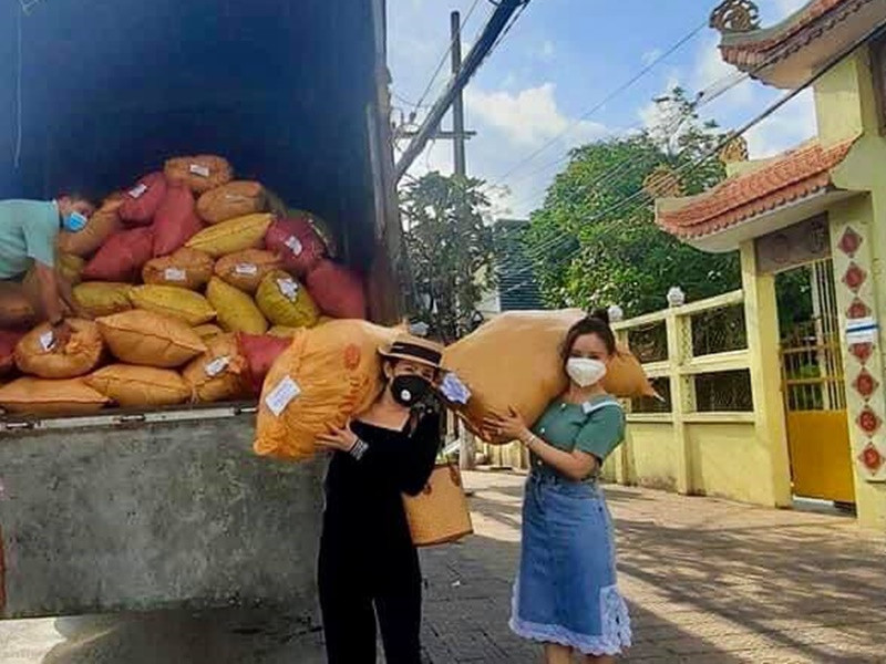 Gần đây, giữa ồn ào với bà Hằng, Vy Oanh cập nhật hình ảnh đi từ thiện. Ảnh: FB Vy Oanh