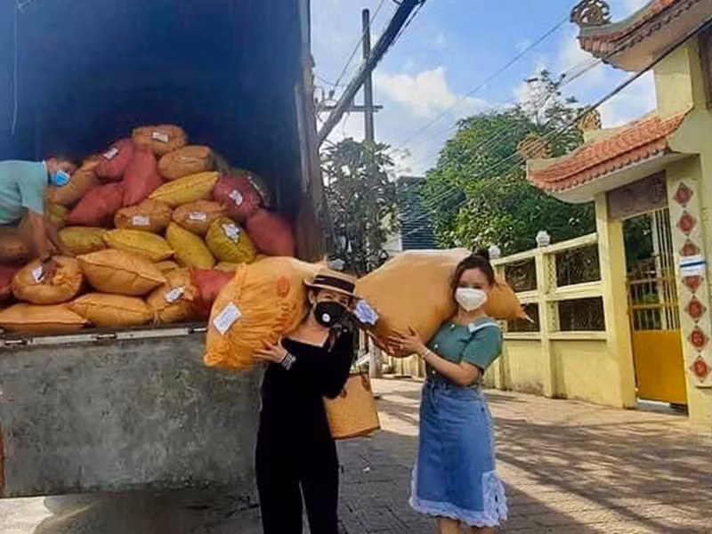 Gần đây, giữa ồn ào với bà Hằng, Vy Oanh cập nhật hình ảnh đi từ thiện. Ảnh: FB Vy Oanh