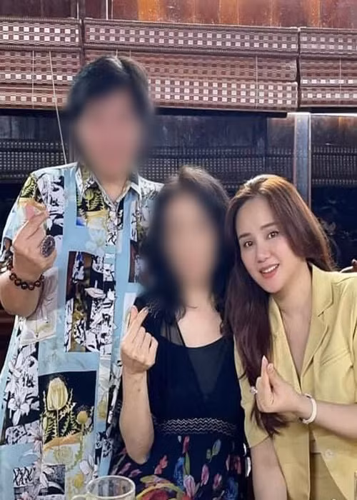 Ngoài ra, nữ ca sĩ còn khoe vợ chồng cô được các doanh nhân khen ngợi. Ảnh: FB Vy Oanh