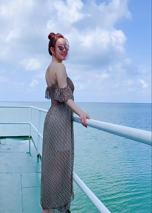 Vy Oanh cho biết sau khi làm đơn tố giác bà Hằng, cô nhận được nhiều cuộc điện thoại, tin nhắn đe dọa, xúc phạm danh dự, nhân phẩm. Ảnh: FB Vy Oanh