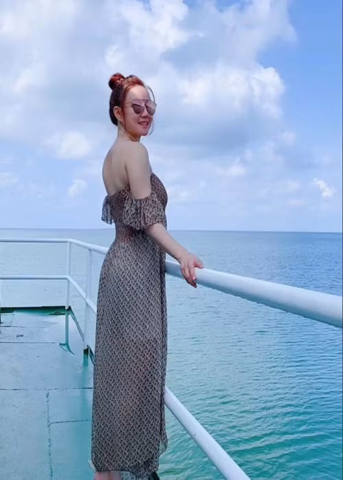 Vy Oanh cho biết sau khi làm đơn tố giác bà Hằng, cô nhận được nhiều cuộc điện thoại, tin nhắn đe dọa, xúc phạm danh dự, nhân phẩm. Ảnh: FB Vy Oanh