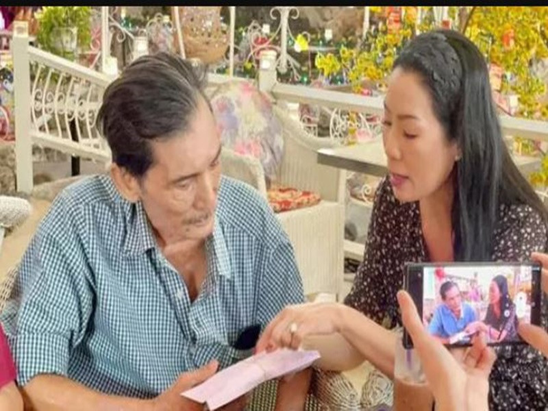 Theo Người lao động, Thương Tín được các nhà hảo tâm và các nghệ sĩ hỗ trợ hơn 400 triệu đồng. Trong đó, ông cầm 100 triệu đồng để trang trải còn 300 triệu đồng dùng vào việc mua bảo hiểm cho con gái. Ảnh: Người lao động