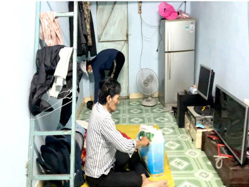 Mới đây, chia sẻ với Vietnamnet, Thương Tín cho biết, ông không tìm công việc lao động chân tay trong lúc chờ quay phim vì sức khỏe vẫn yếu sau lần đột quỵ. Hiện tại, nam diễn viên sống lay lắt qua ngày bằng hỗ trợ của bạn bè. Ảnh: Dân Việt