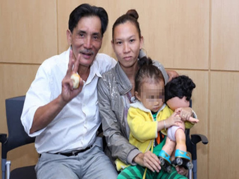 Ngoài ra, vợ của Thương tín nhận được hỗ trợ 400 triệu đồng ủng hộ vào tài khoản. Bên cạnh đó, một nhà hảo tâm còn tặng nam diễn viên một chiếc ôtô cũ trị giá 400 triệu đồng. Ảnh: Người lao động