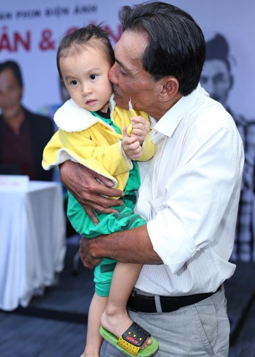 Thương Tín còn tiết lộ, vợ đã ôm con bỏ đi. “Suốt thời gian qua, tôi và cô ấy cứ cãi vã mấy chuyện nhỏ nhặt. Tất cả là lỗi của tôi", nam diễn viên cho hay. Ảnh: Vietnamnet