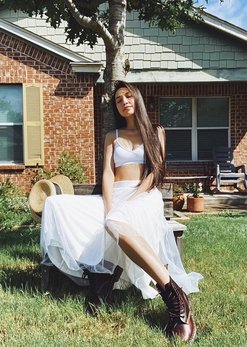 Hiền Thục được xem là mỹ nhân "hack tuổi" siêu đỉnh của Vbiz nhờ vẻ ngoài cùng gu thời trang trẻ trung.