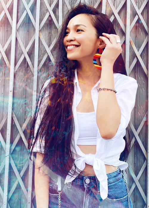 Cô tràn đầy sức sống với nụ cười rạng rỡ trên môi.