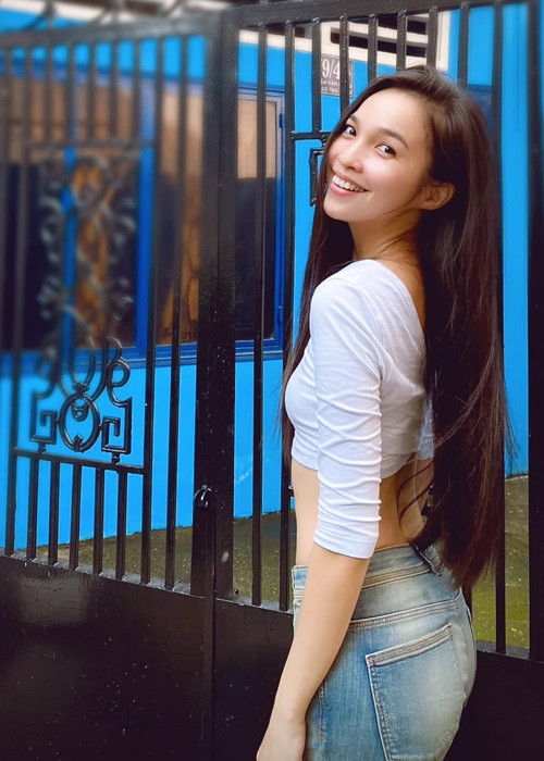 Nữ ca sĩ còn tự thấy mình là người nhạy cảm. “Tôi dễ cảm động với những điều nhỏ nhặt, nó giúp tôi thăng hoa trong ca hát nhưng lại làm khổ mình trong tình yêu”, Hiền Thục tâm sự.