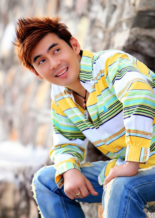 Đoan Trường kể, anh và bạn gái sống chung được 3 năm thì nửa kia của anh theo gia đình sang Mỹ. 2 năm sau, bạn gái của Đoan Trường muốn bảo lãnh anh sang Mỹ, nhưng nam ca sĩ từ chối. “Tôi từng sống ở Nga 8 năm nên biết cuộc sống ở nước ngoài khó khăn và vất vả thế nào”, anh nói.