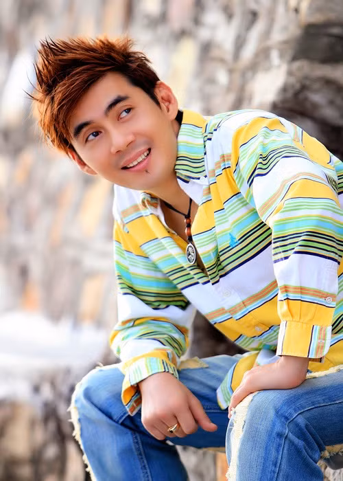 Đoan Trường kể, anh và bạn gái sống chung được 3 năm thì nửa kia của anh theo gia đình sang Mỹ. 2 năm sau, bạn gái của Đoan Trường muốn bảo lãnh anh sang Mỹ, nhưng nam ca sĩ từ chối. “Tôi từng sống ở Nga 8 năm nên biết cuộc sống ở nước ngoài khó khăn và vất vả thế nào”, anh nói.