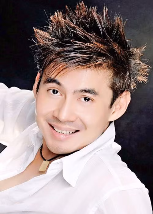 Năm 2008 khi ba của Đoan Trường qua đời, vợ cũ của anh cùng chồng hiện tại bay về Việt Nam đến thăm viếng. Mỗi lần về quê hương, cô luôn mua quần áo về tặng Đoan Trường và vẫn luôn gọi mẹ của Đoan Trường là mẹ.