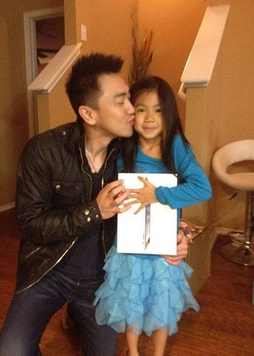 Điền Thái Toàn và vợ cũ giữ mối quan hệ bạn bè để cùng nhau chăm sóc dạy dỗ hai con gái. Ảnh: Saostar