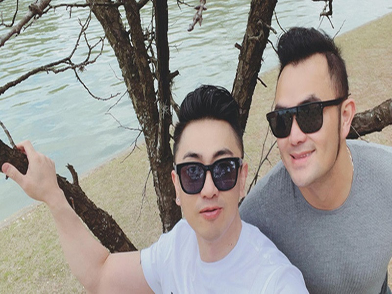 Mới đây, Điền Thái Toàn gây bất ngờ khi công khai người yêu đồng giới. Chia sẻ trên Ngôi sao, nam ca sĩ nổi tiếng một thời cho biết, anh và người yêu có nhiều sở thích chung, đồng điệu trong quan điểm lẫn tính cách. Cả hai hiện tại có cuộc sống bình yên ở Mỹ.